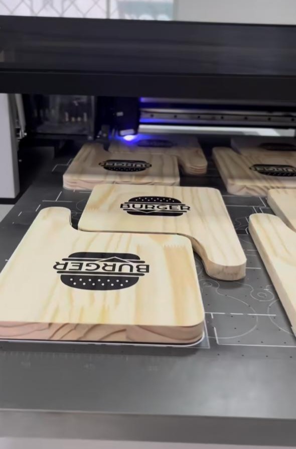 IMPRESSÃO DIRETA COLORIDA UV DIGITAL BRANCO VERNIZ SERVIÇO DE IMPRESSÃO MADEIRA MDF PINUS